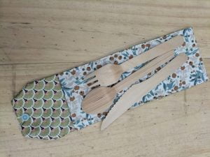 Pochette multi-usage en coton enduit motif fleuri