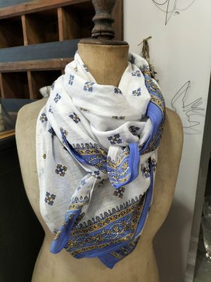Foulard esprit indien fond blanc, dessins bleus et moutardes