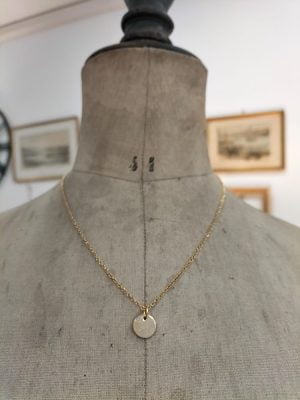 Collier chaîne dorée et petite plaque ronde dorée