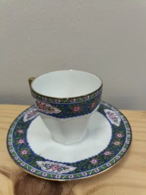 2 Jolies tasses anciennes en fine porcelaine fleurie , 1900, tasses à thé