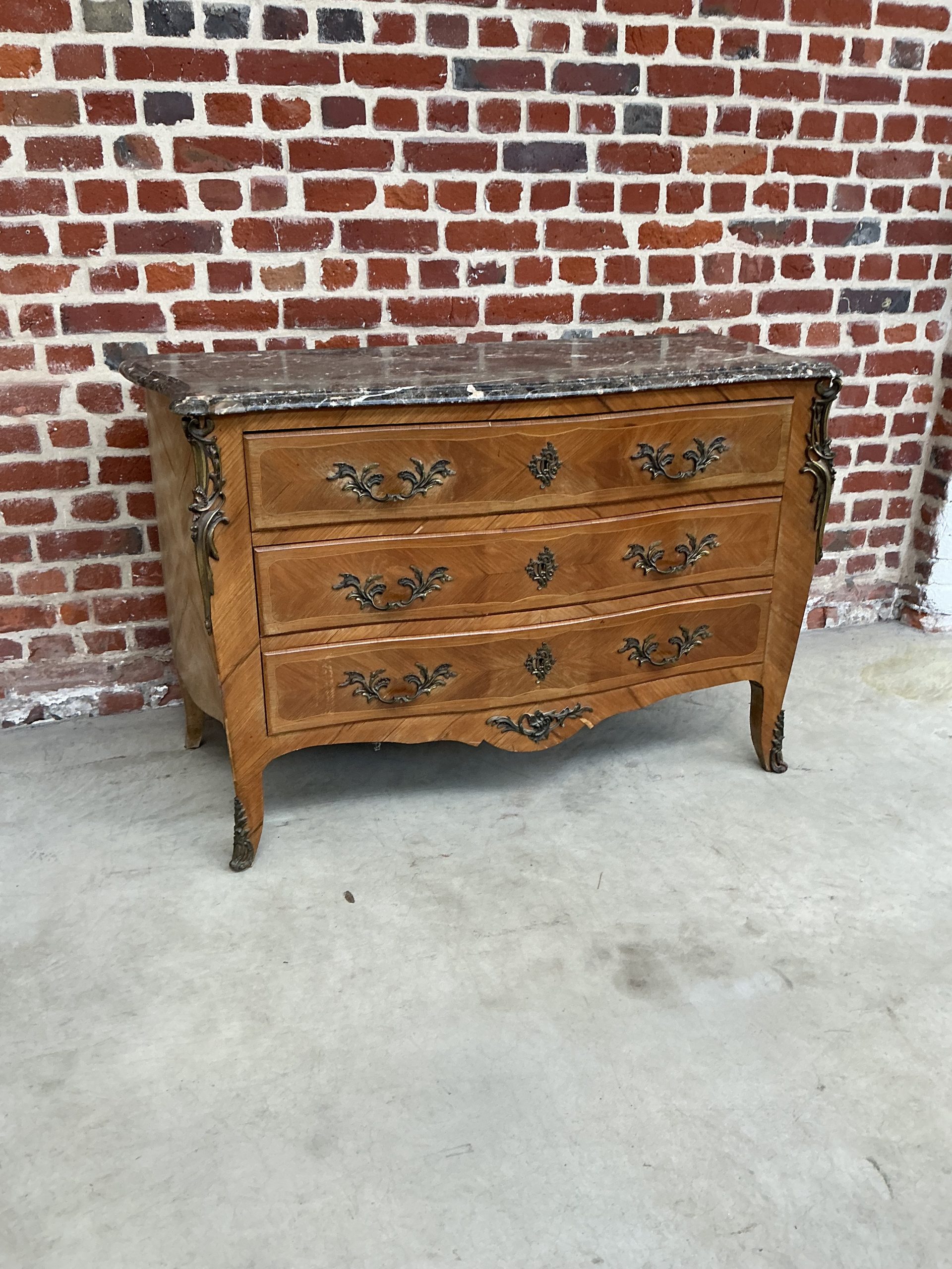 Commode style